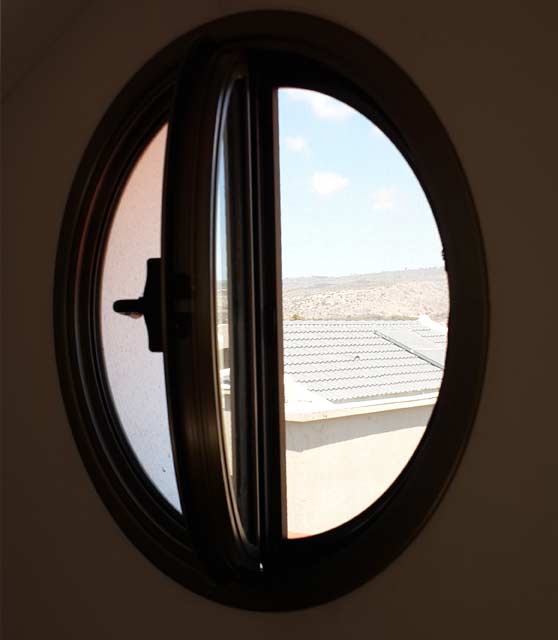 Круглое алюминиевое окно с отворачивающейся створкой