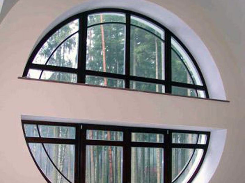 Два полукруглых алюминиевых окна со створкой