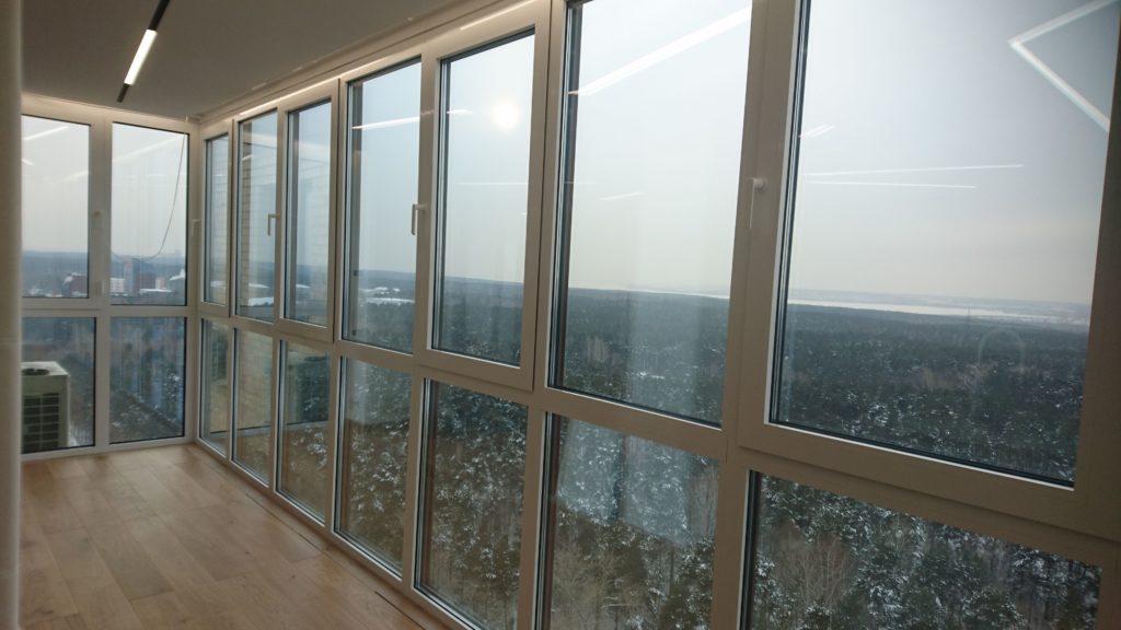 Алюминиевое панорамное остекление балкона с отделкой пола ламинатом