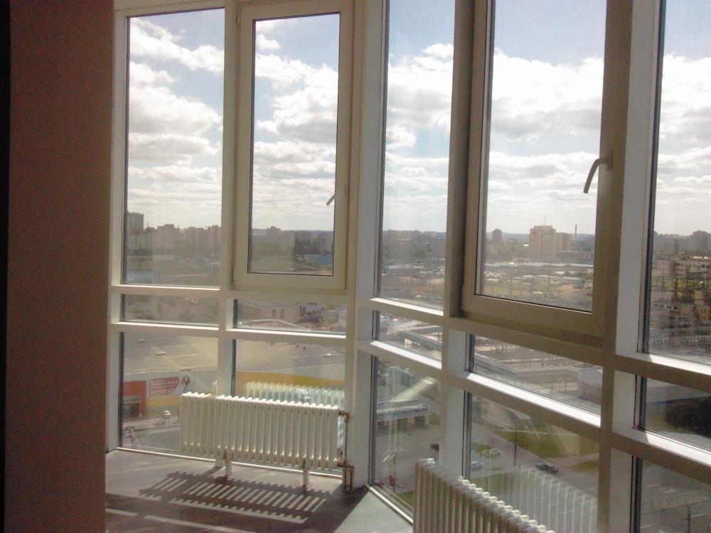 Алюминиевое панорамное остекление балкона с внутренней отделкой панелями ПВХ