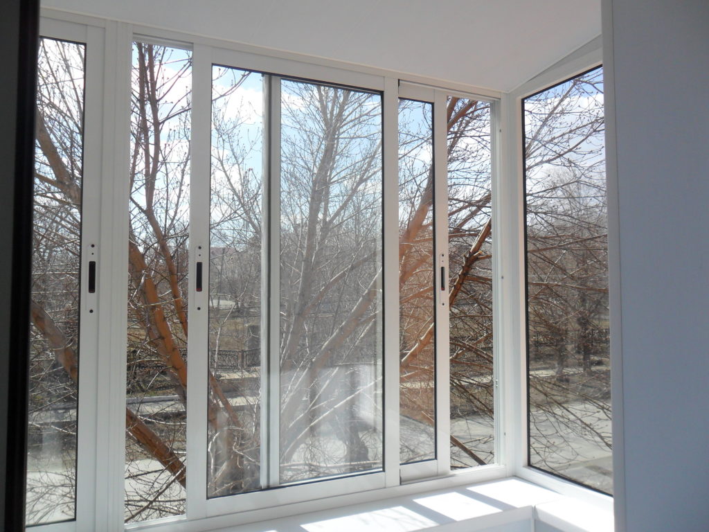 Алюминиевое остекление балкона раздвижными окнами с внутренней отделкой гипоскартоном