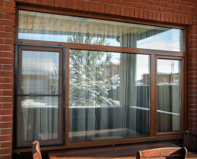 Алюминиевое раздвижное остекление балкона ламинированными окнами 