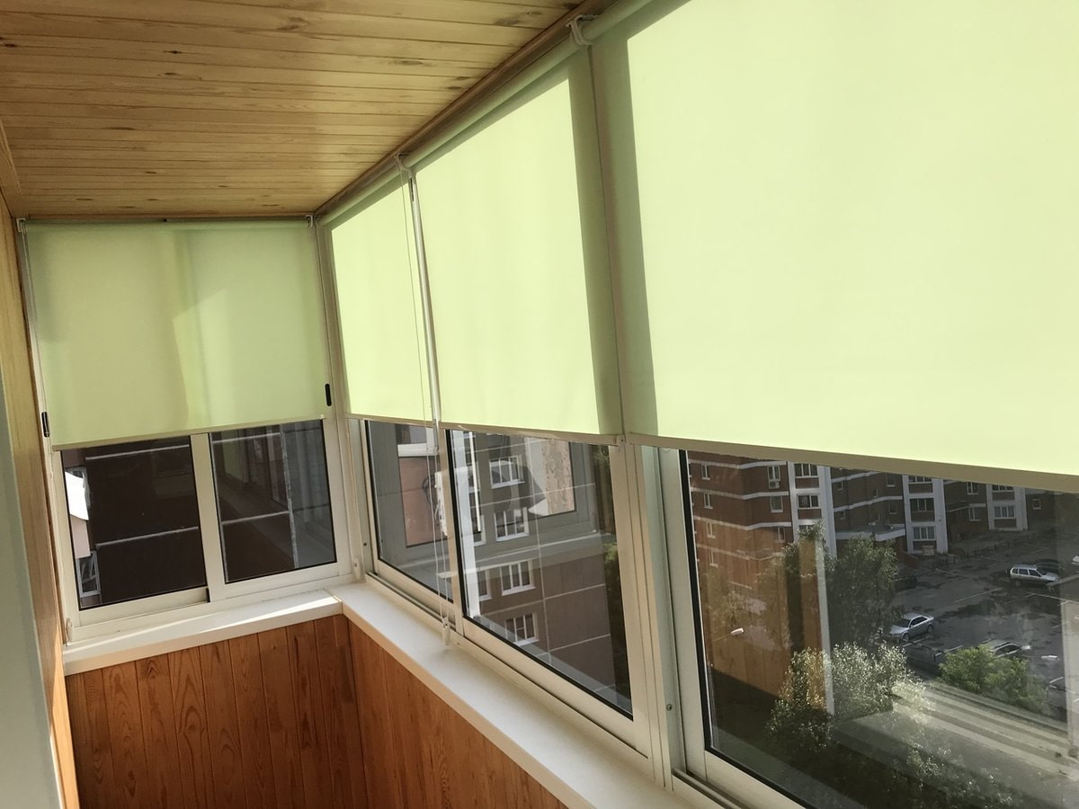 Алюминиевое раздвижное остекление балкона с установкой рулонных штор