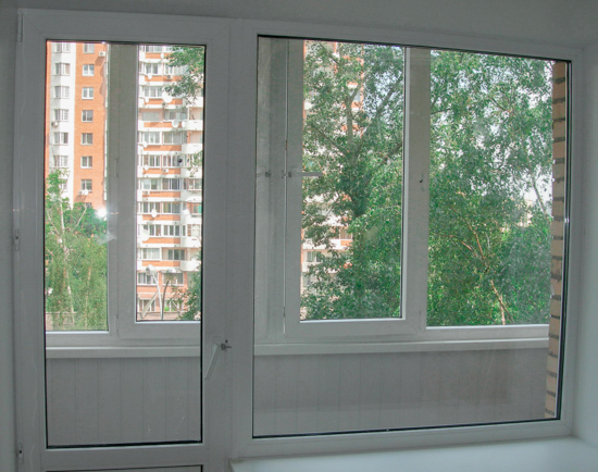 Холодное остекление балкона с отделкой панелями ПВХ