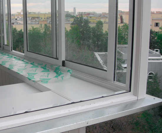 Теплое остекление балкона однокамерными пластиковыми окнами с внутренней отделкой гипсокартоном
