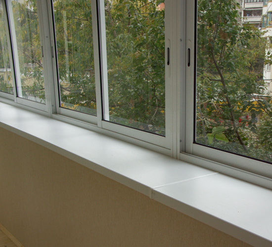 Теплое остекление балкона раздвижными окнами с отделкой