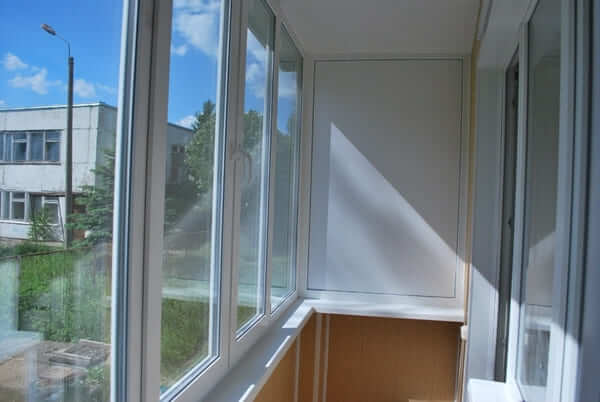 Теплое остекление балкона двухкамерными пластиковыми окнами с внутренней отделкой МДФ-панелями и внешней отделкой сайдингом