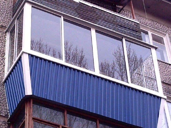 Теплое остекление балкона профилем КВЕ с внешней отделкой профлистом