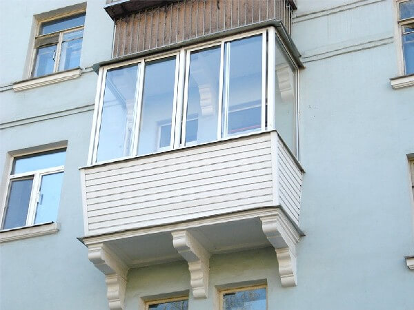 Теплое остекление балкона профилем КБЕ с внешней и внутренней отделкой
