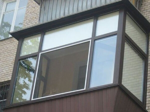 Остекление балкона пластиковыми окнами с ламинацией в шоколадно-коричневый