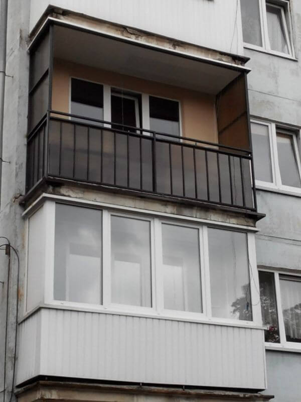 Теплое остекление балкона трехкамерными пластиковыми окнами с внутренней отделкой гипсокартоном