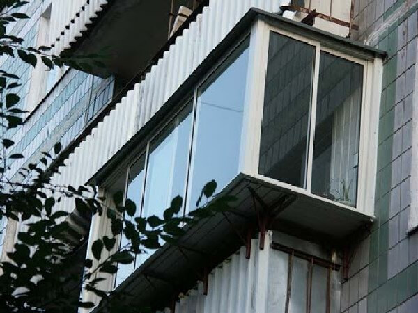 Теплое остекление балкона трехкамерными пластиковыми окнами с выносом подоконника
