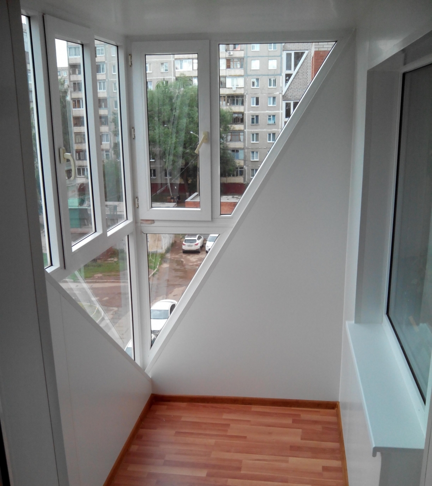 Треугольное пластиковое окно на балкон