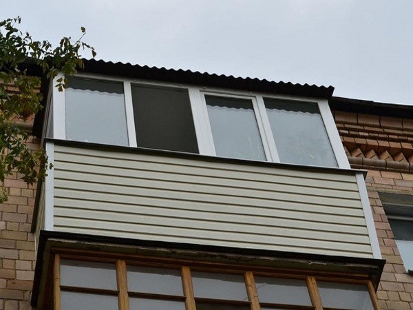 Установкой металлической крыши на балкон с внешней отделкой вагонкой ПВХ