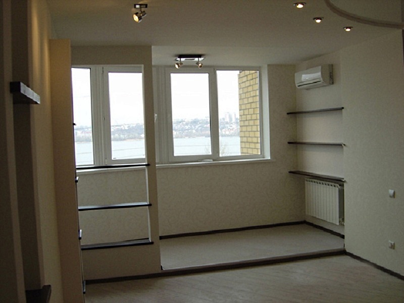 Объединение балкона  с комнатой и установка полок