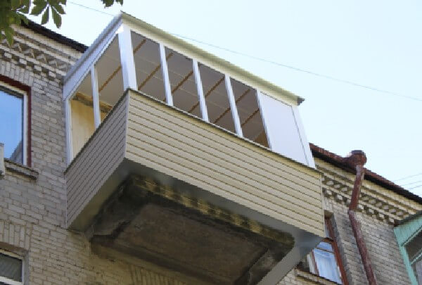 Остекление балкона с выносом по основанию и отделкой панелями ПВХ