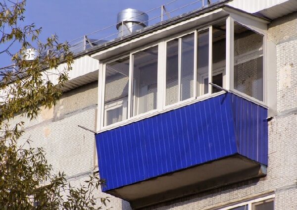 Остекление балкона с выносом подоконника и внешней отделкой профлистом