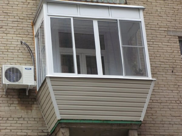 Остекление балкона с выносом подоконника и внешней отделкой сайдингом